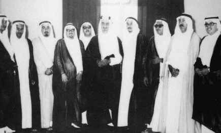 أعضاء اللجنة التأسيسية لجامعة جدة الأهلية في لقائهم مع جلالة الملك فيصل. 